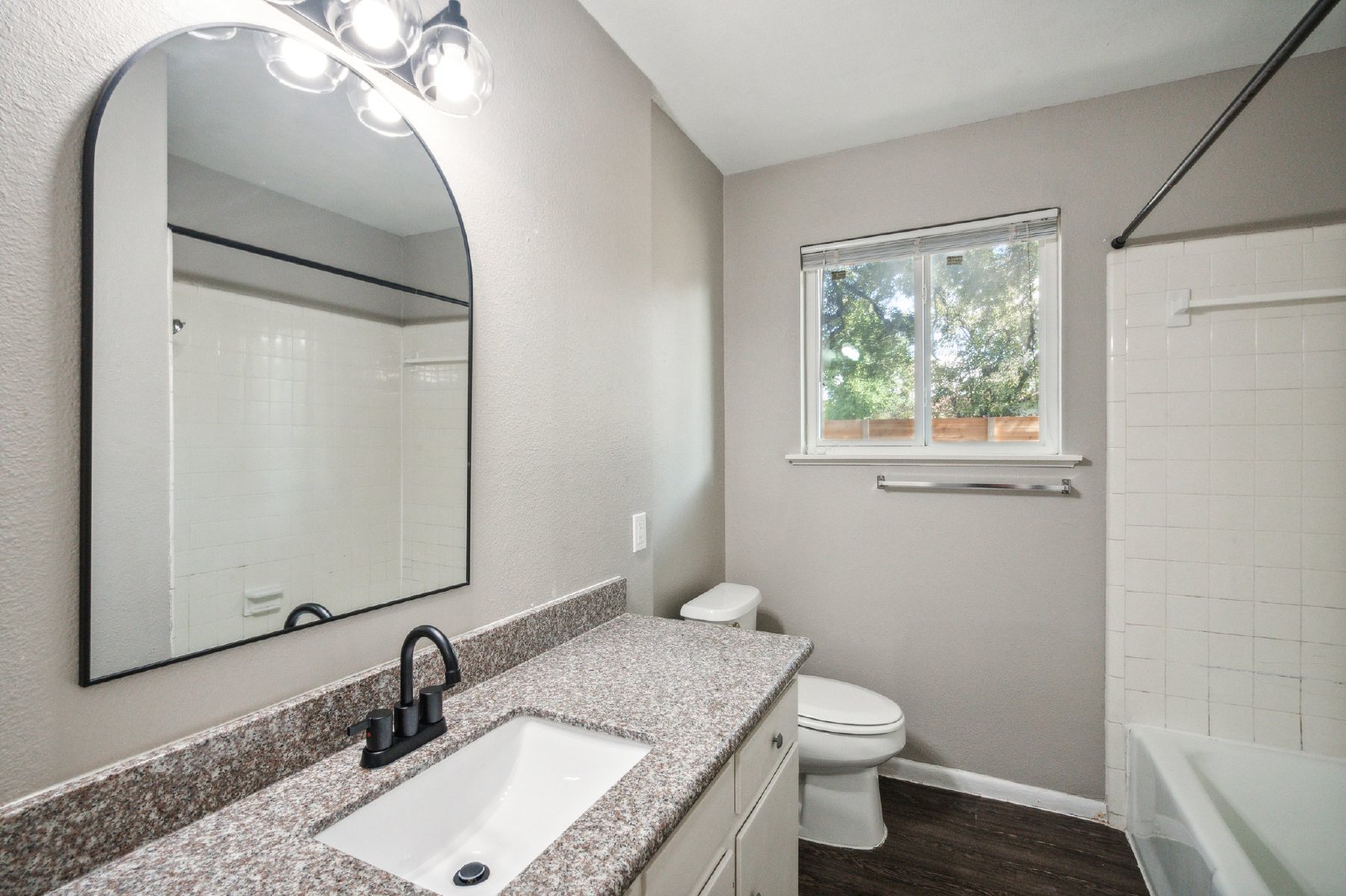 5009 Brighton Road - A property image