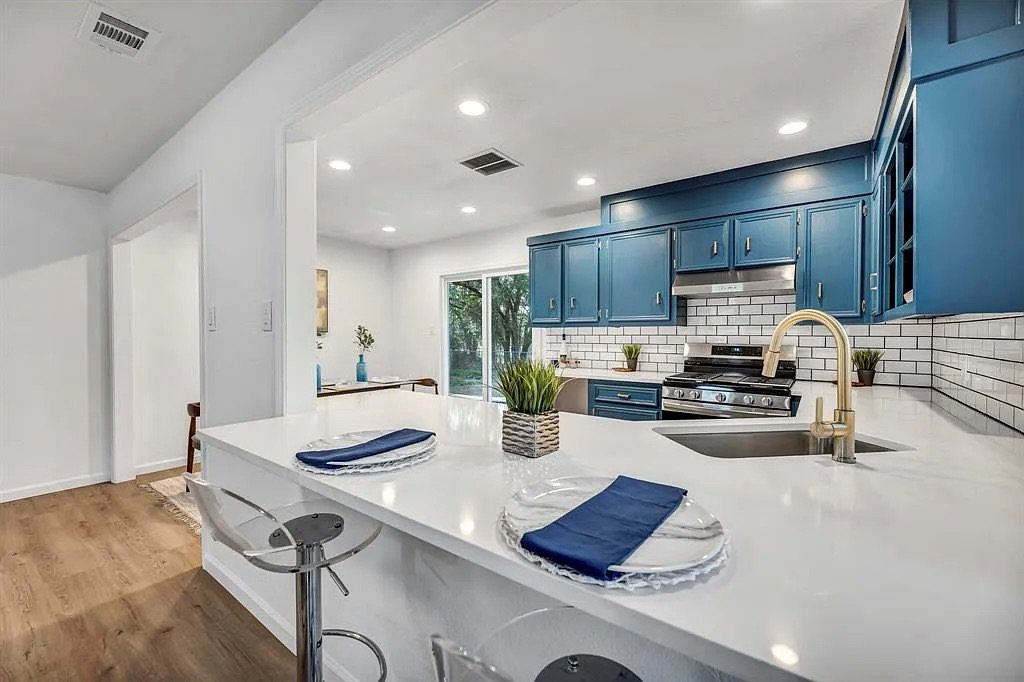 406 Lakeway Drive - 1 property image