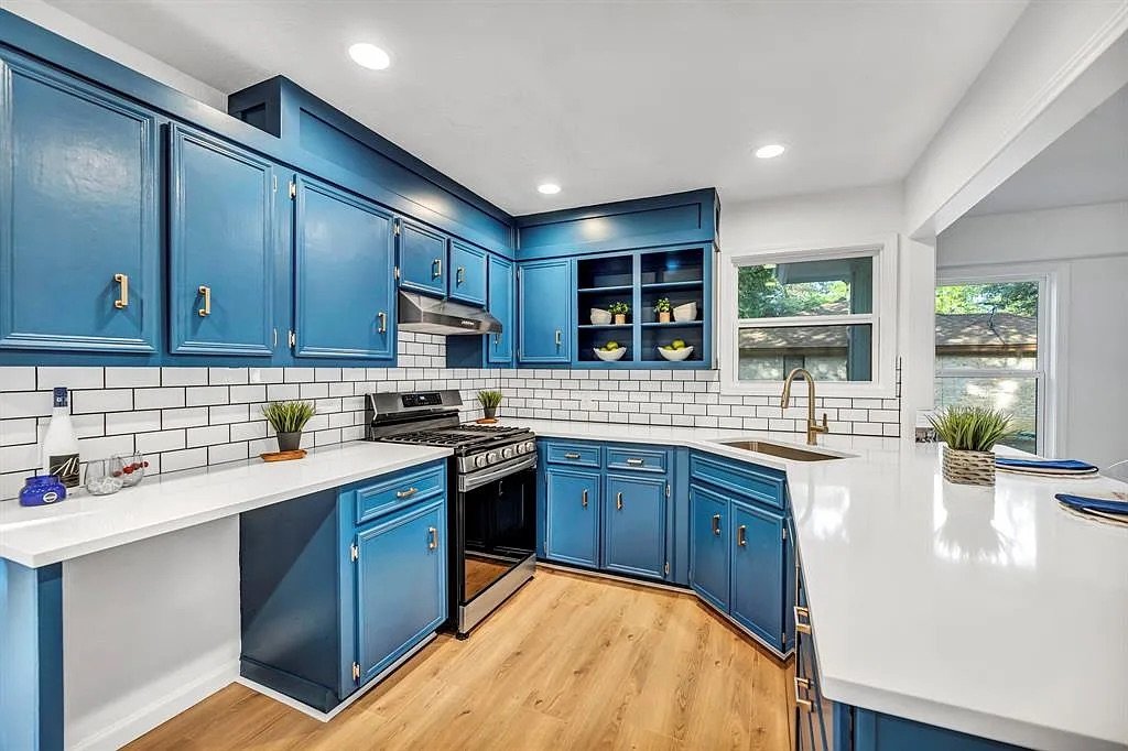 406 Lakeway Drive - 1 property image