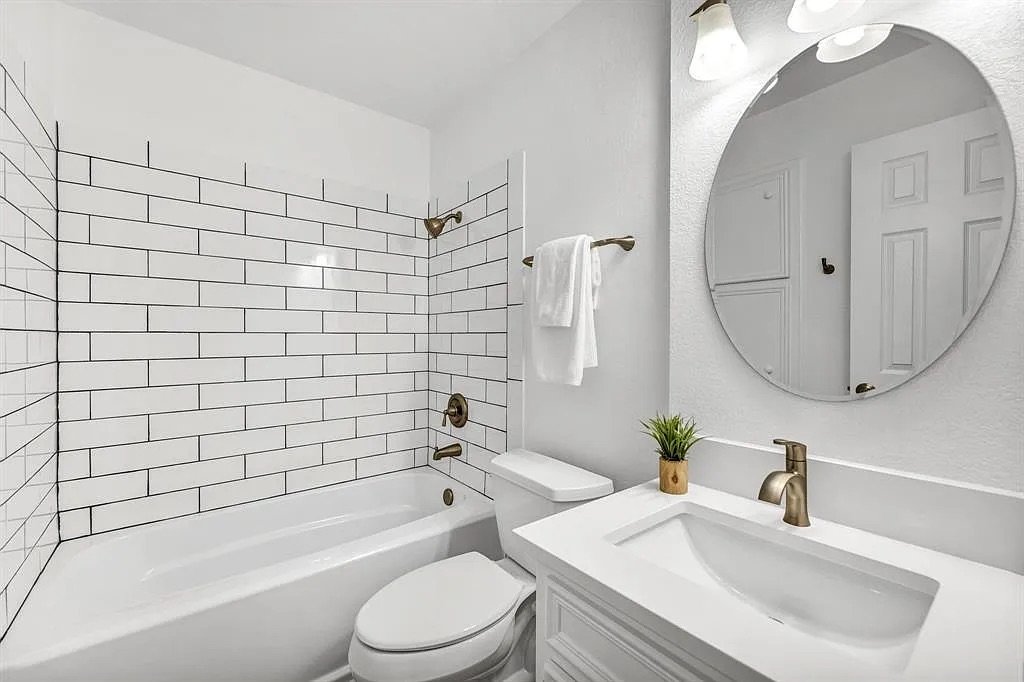 406 Lakeway Drive - 1 property image