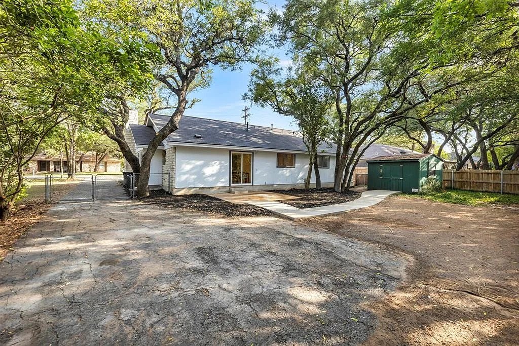 406 Lakeway Drive - 1 property image