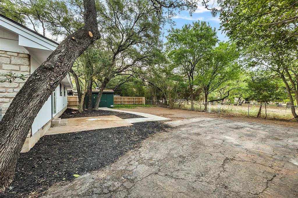 406 Lakeway Drive - 1 property image